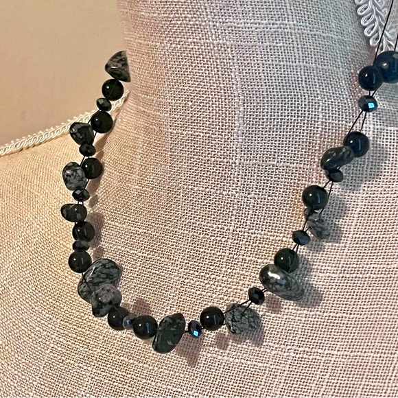 Woman’s black and gray stone necklace on wire chain. Approximately 16.5 inches - Picture 1 of 3